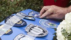 Lidé uctívají památku zast�elených policist�.